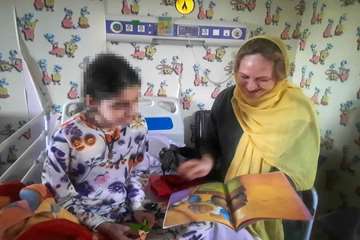 عضو رسمی شورای کتاب کودک در اقدامی داوطلبانه به اجرای برنامه‌های کتابخوانی برای کودکان بستری در مرکز آموزشی درمانی 17 شهریور پرد