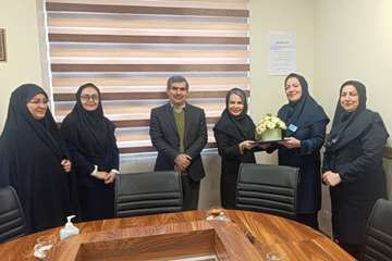 اهدای لوح تقدیر معاون درمان دانشگاه به کارشناس هماهنگ‌کننده ایمنی بیمار مرکز آموزشی درمانی 17 شهریور