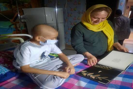 عضو رسمی شورای کتاب کودک در اقدامی داوطلبانه به اجرای برنامه‌های کتابخوانی برای کودکان بستری در مرکز آموزشی درمانی 17 شهریور پرد 
